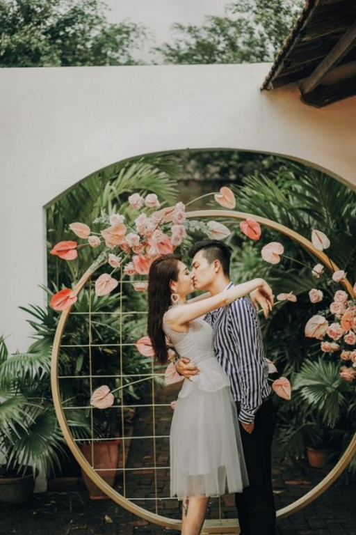 Lâm Khánh Chi ngọt ngào hôn chồng kỷ niệm 2 năm ngày cưới: