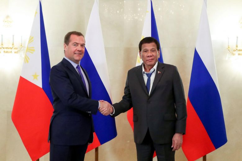 Thủ tướng Nga Dmitry Medvedev bắt tay Tổng thống Philippines Rodrigo Duterte (phải) tại Moscow hôm 2/10/2019.