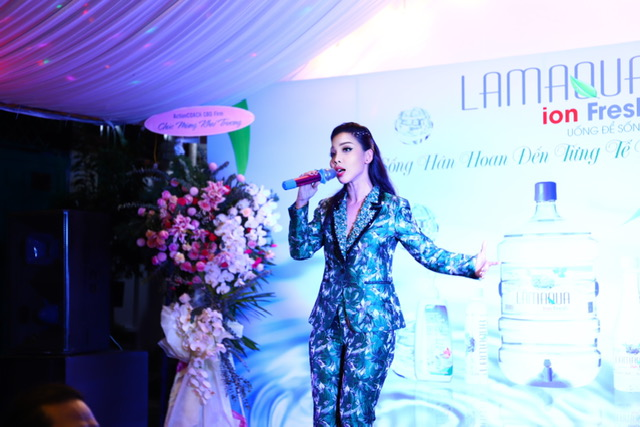 Jimmii Nguyễn cùng bạn gái ra mắt nước uống Lamaqua