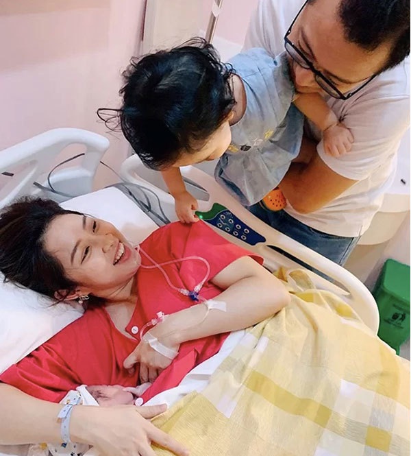 Bảo Trâm Idol sinh con gái thứ 2 tại một bệnh viện quốc tế. Cô bé nặng 3,5 kg và được bố mẹ đặt tên ở nhà là Ốc.