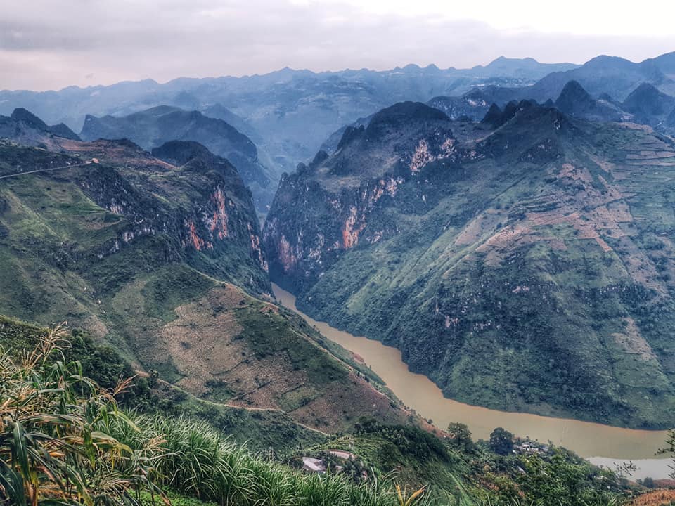 Khung cảnh thiên nhiên tuyệt đẹp nhìn từ đèo Mã Pì Lèng. (Ảnh: IT).