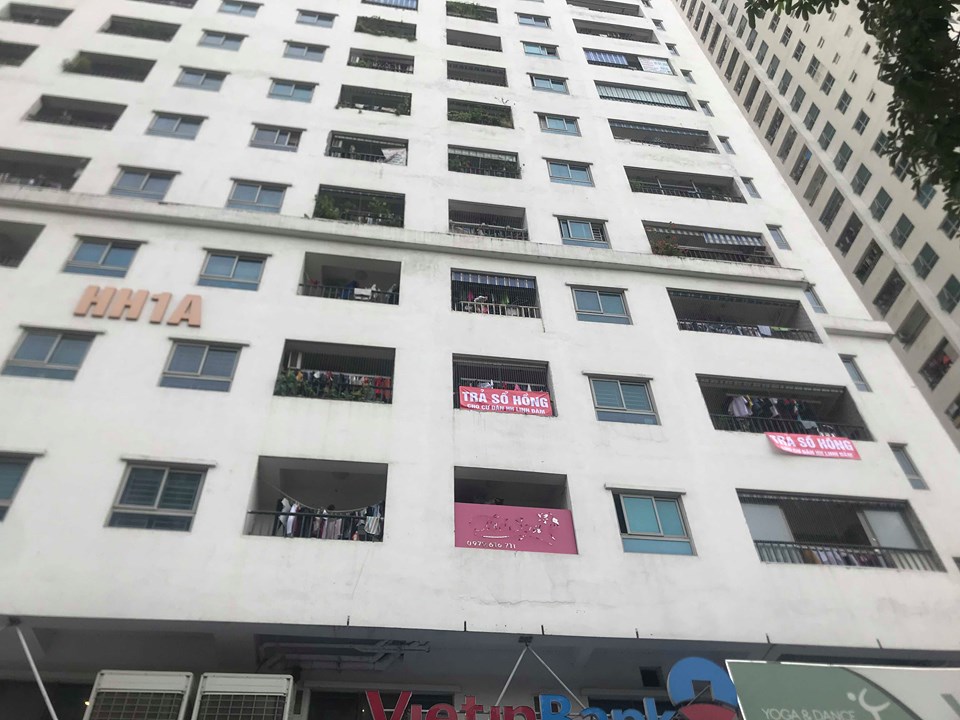 Từ đêm 4/10, một số cư dân sống tại tòa nhà HH1A Linh Đàm đã treo băng rôn với thông điệp yêu cầu chủ đầu tư trả sổ hồng.