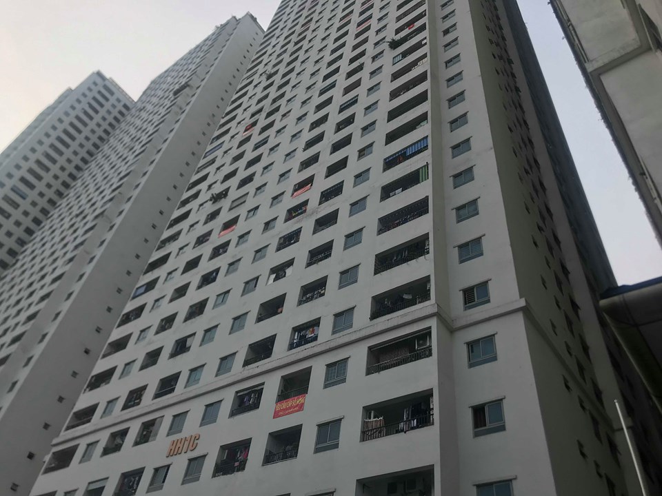 Theo ghi nhận của PV, việc treo băng rôn lác đác diễn ra tại một số căn hộ ở tòa HH1A và HH1C Linh Đàm.