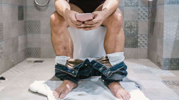 Sử dụng điện thoại khi đi vệ sinh tăng nguy cơ bị trĩ.