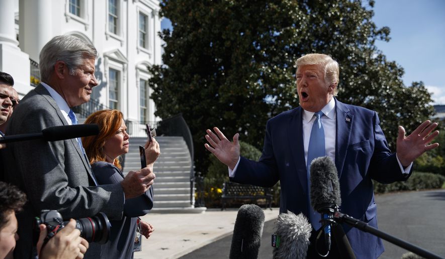 Tổng thống Donald Trump trả lời báo chí gần Nhà Trắng.