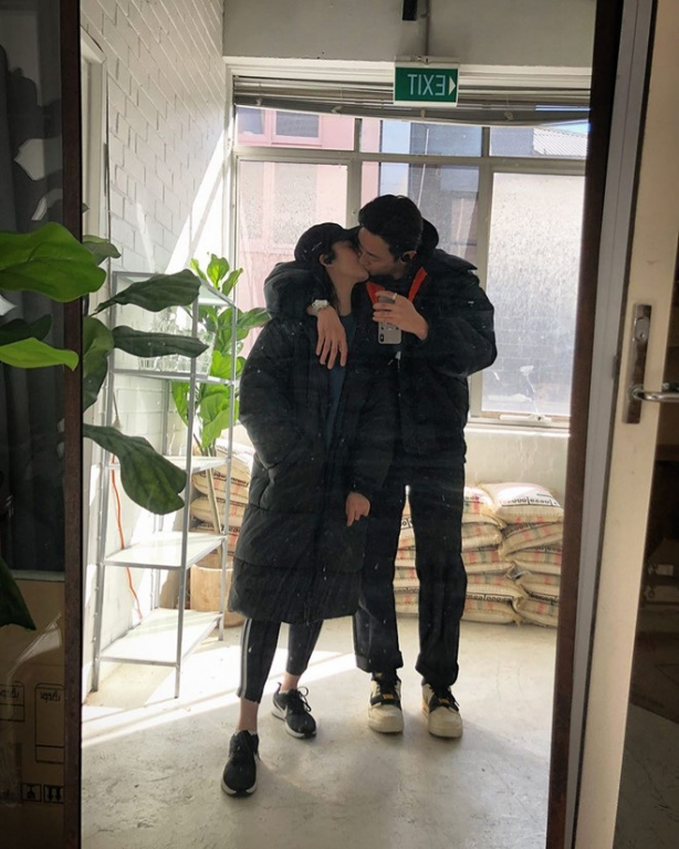 Rocker Nguyễn công khai đăng ảnh hôn bạn gái sau tin đồn yêu Hoàng Thùy. Danh tính của cô gái trong hình chưa được tiết lộ. 
