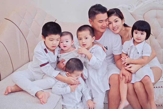 Nữ hoàng Sắc đẹp Thế giới 2019 Oanh Yến có bầu con thứ 6 với chồng đại gia khi bé thứ năm mới được 4 tháng tuổi.