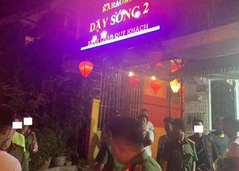 Huế: Đột kích quán karaoke hoạt động quá giờ, bất ngờ phát hiện 25 nam nữ phê ma túy