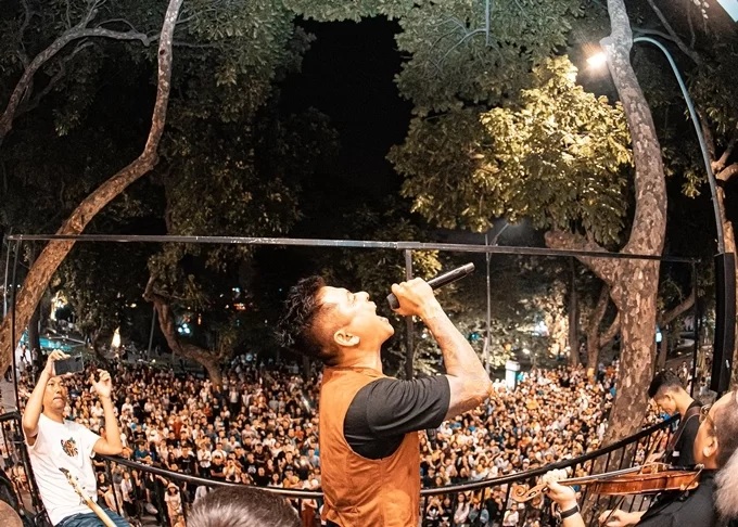 Tuấn Hưng mừng sinh nhật ngay trên ban công nhà riêng trên phố Hàng Khay (Hà Nội). Đêm nhạc ngẫu hứng thu hút hàng nghìn khán giả. 