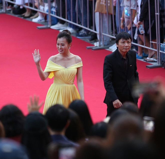 Nữ diễn viên Phương Oanh tươi tắn khi tham dự lễ trao giải Asian Content Awards, nằm trong khuôn khổ LHP Busan. 