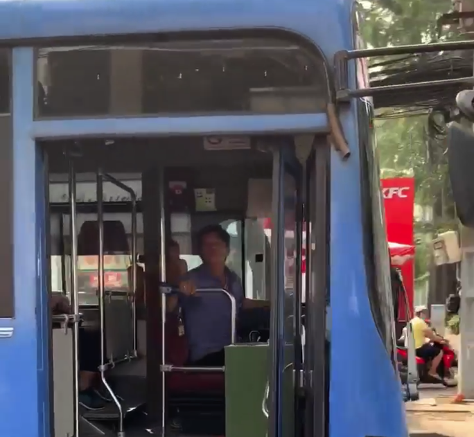 Tài xế nhổ nước bọt, thách thức người khác bị cấm hành nghề xe buýt ở TP HCM