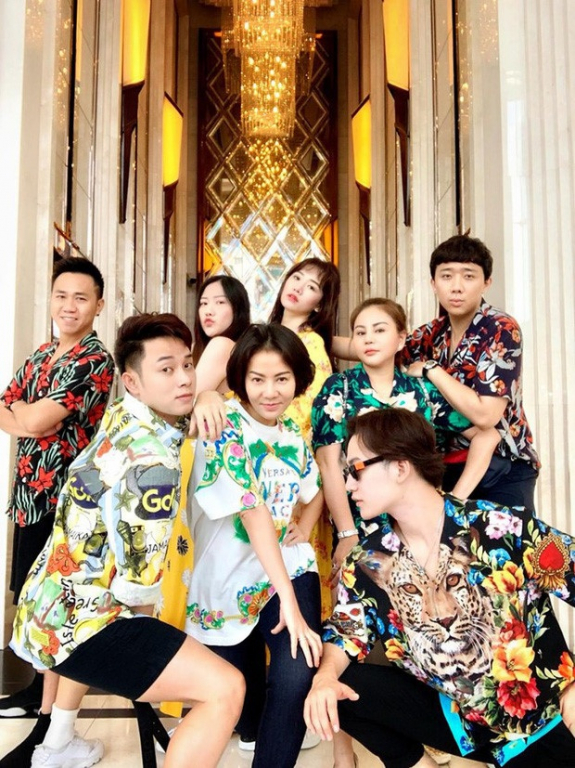Nhóm bạn thân của Trấn Thành tạo dáng độc đáo với trang phục rực rỡ ở một địa điểm thăm quan tại Thái Lan. 