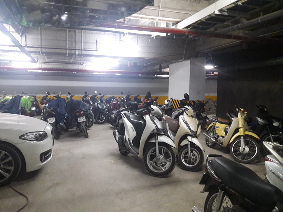 Xe máy xếp đầy trong khu hầm Lâm Viên Complex. (Ảnh: Nguyễn Nam).