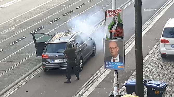 Hình ảnh thay súng đang nã đạn hôm 9/10 ở thành phố Halle, Đức.
