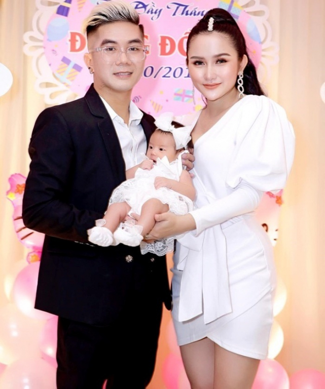 Khánh Đơn và vợ kém 8 tuổi tổ chức tiệc đầy tháng cho con gái. 