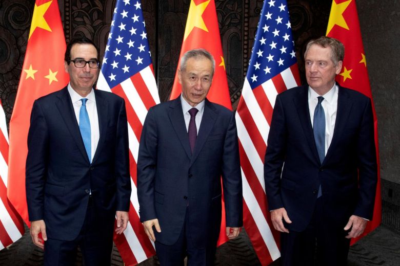 Bộ trưởng Tài chính Hoa Kỳ Steven Mnuchin (trái) và Đại diện Thương mại Hoa Kỳ Robert Lighthizer (phải) đã gặp Phó Thủ tướng Trung Quốc Liu He và các quan chức cấp cao khác của Trung Quốc trong khoảng 7 giờ ngày 10/10.