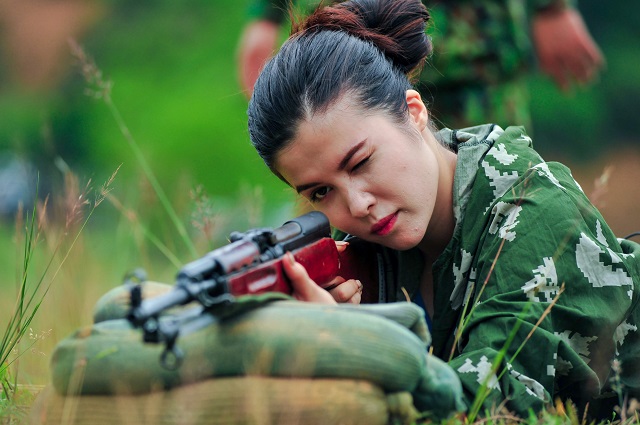 Xuất hiện trong chương trình bắn súng ở Việt Nam, 2 hotgirl người Nga gây sốt