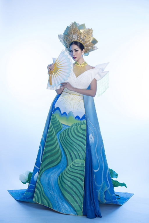 Quốc phục dự thi Miss Earth 2019 của Hoàng Hạnh có tên Liên chiến hoa có đính hơn 5.000 viên pha lê. Phần thân áo dài được cách điệu với những cánh hoa sen.