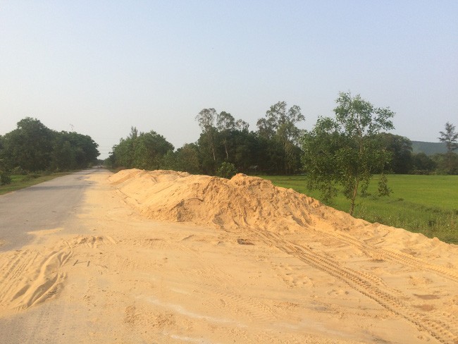Thừa Thiên - Huế: Làm đường giao thông nông thôn bằng… cát “lậu”?