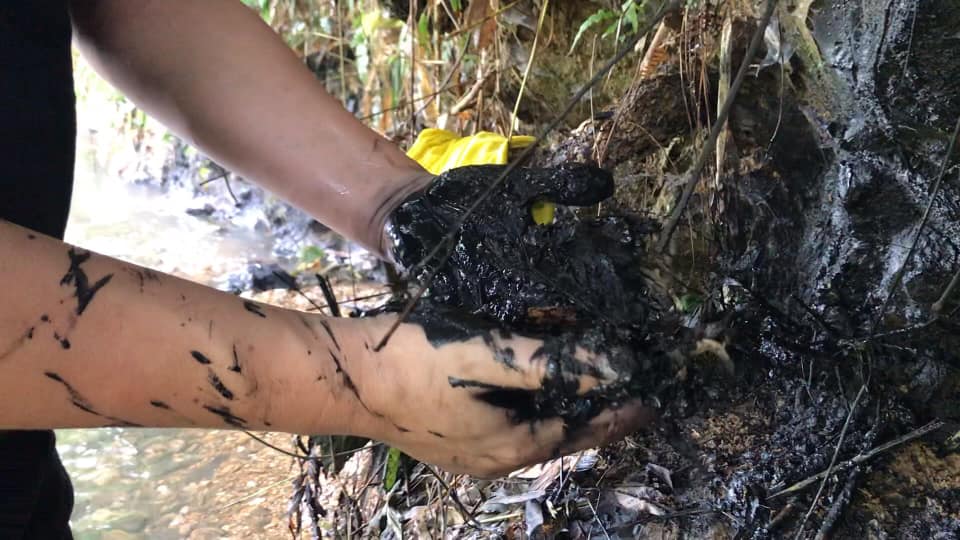 Dầu thải được tìm thấy ở dòng suối dẫn vào hồ Đầm Bài gần nhà máy nước sạch Sông Đà.