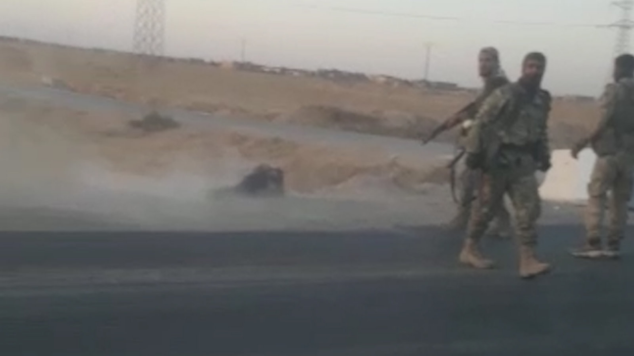 Hình ảnh cắt từ đoạn video cho thấy một người đang bị bắn chết bên lề đường ở miền Bắc Syria.