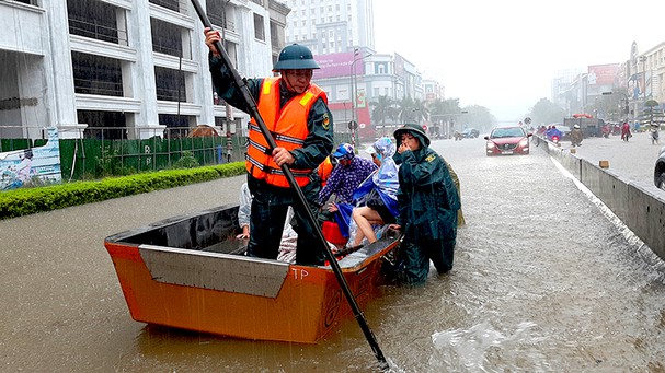 Mưa kỷ lục gần 1000mm, Nghệ An có 1 người chết, hơn 5000 ngôi nhà bị ngập