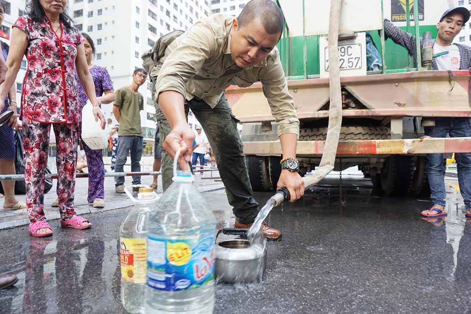 Người dân HH Linh Đàm nghi ngờ về chất lượng của những xe nước sạch 