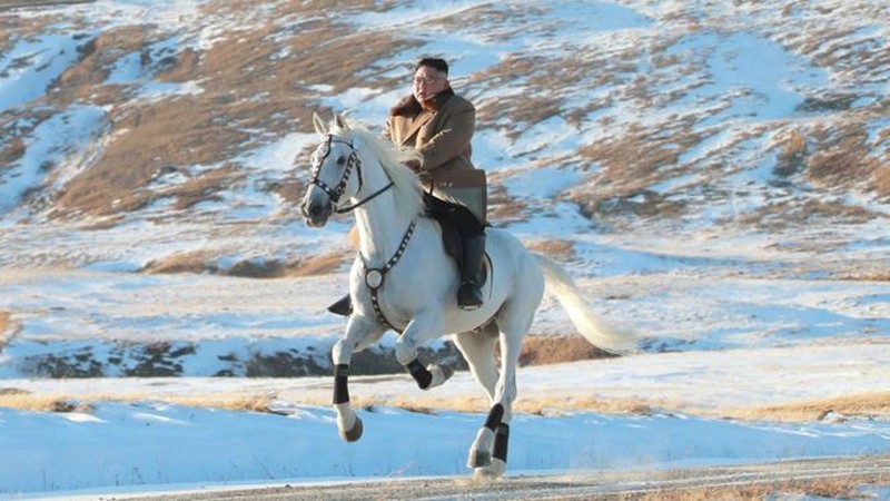 Chủ tịch Kim Jong-un của Triều Tiên lần đầu tiên cưỡi ngựa trắng trên đỉnh Paektu