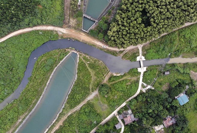 Ảnh chụp của báo chí thể hiện rõ việc dòng nước bẩn chảy xung quanh nhà máy nước sông Đà ở Hòa Bình. (Ảnh: Tiền Phong).