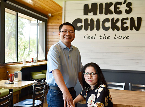 Vợ chồng gốc Việt hiện thực giấc mơ Mỹ bằng quán gà rán