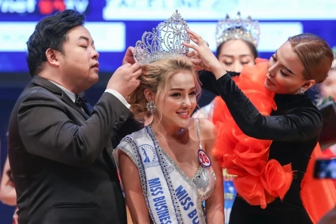 Ngân 98 gây bất ngờ khi giành được giải Á hậu 2 tại cuộc thi Hoa hậu Doanh nhân sắc đẹp thế giới 2019.