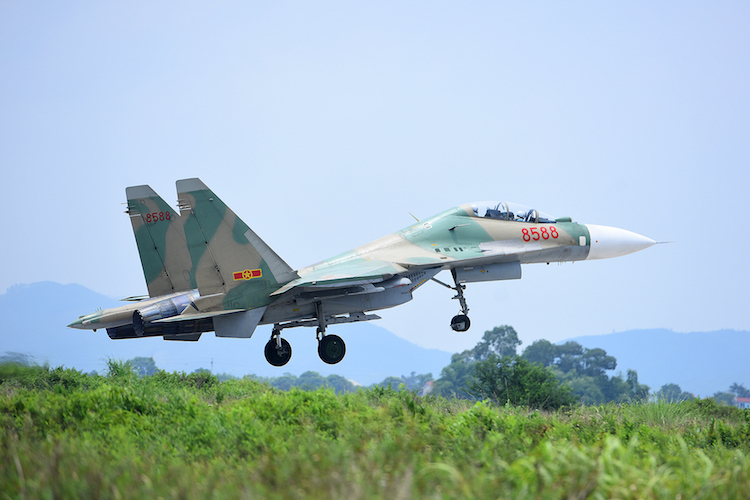 Huấn luyện phi công lái 'hổ mang chúa' Su-30MK2