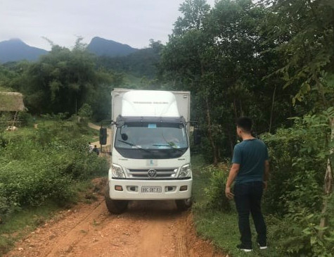 Chiếc xe tải chở dầu thải đổ gần khu vực nhà máy nước sạch Sông Đà. (Ảnh: CTV).