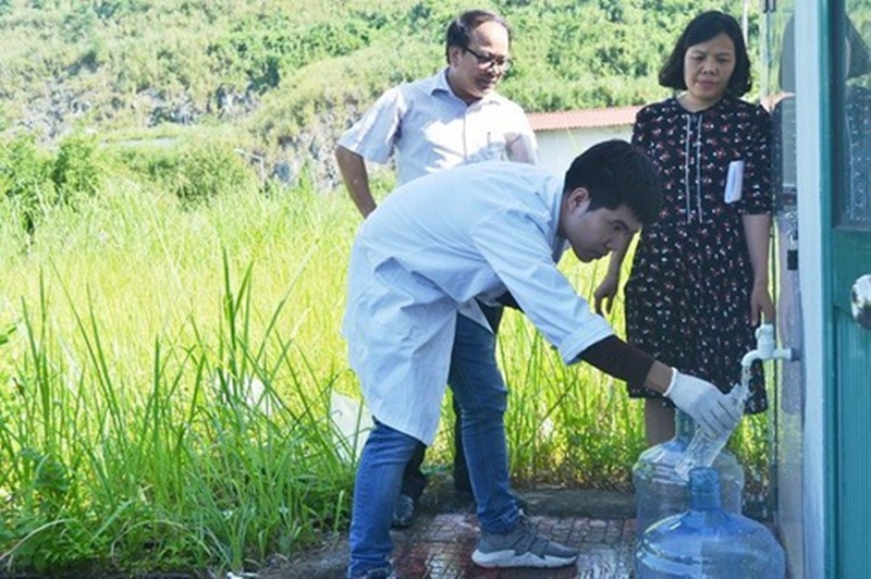 Trung tâm Kiểm soát bệnh tật thành phố Hà Nội lấy mẫu nước tại nhà máy nước sạch Sông Đà. (Ảnh: Sở Y tế Hà Nội).