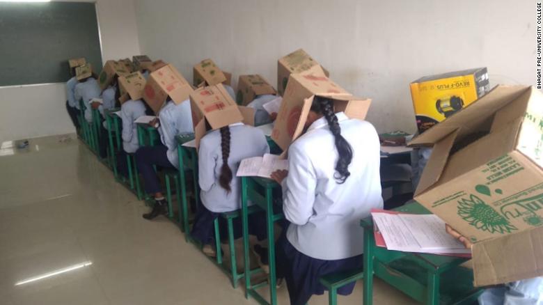 Trường Bhagat Pre-University ở Haveri, thuộc bang Karnataka phía Tây Nam Ấn Độ đội thùng giấy khi làm bài thi để chống gian lận.
