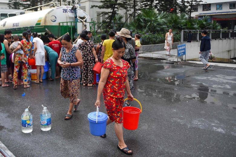 Người dân Hà Nội hứng nước sau khi nước máy bị nhiễm bẩn.