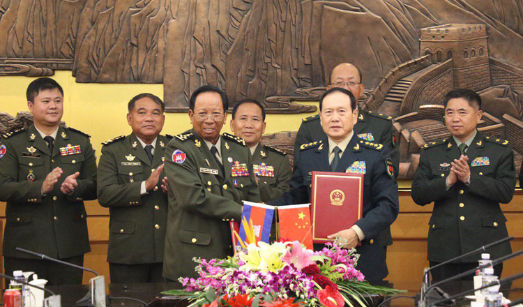 Bộ trưởng Quốc phòng Campuchia Tea Banh và người đồng cấp Trung Quốc Ngụy Phượng Hòa ký thỏa thuận viện trợ cho quân đội Campuchia tại Bắc Kinh.