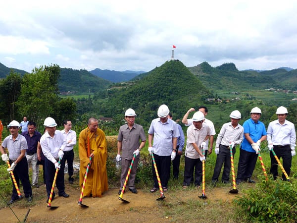 Ngày 22/6/2016, nhiều lãnh đạo tỉnh Hà Giang làm Lễ động thổ dự án Khu du lịch văn hóa tâm linh Lũng Cú. (Ảnh: Báo Hà Giang).