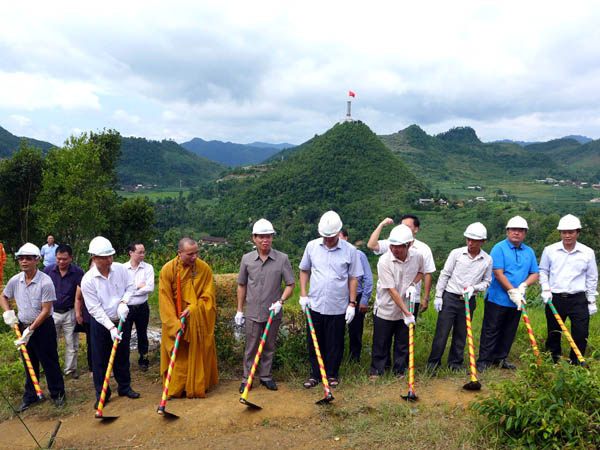 Lễ động thổ dự án với sự tham dự của lãnh đạo Hà Giang. (Ảnh chụp vào năm 2016 trên báo Hà Giang).