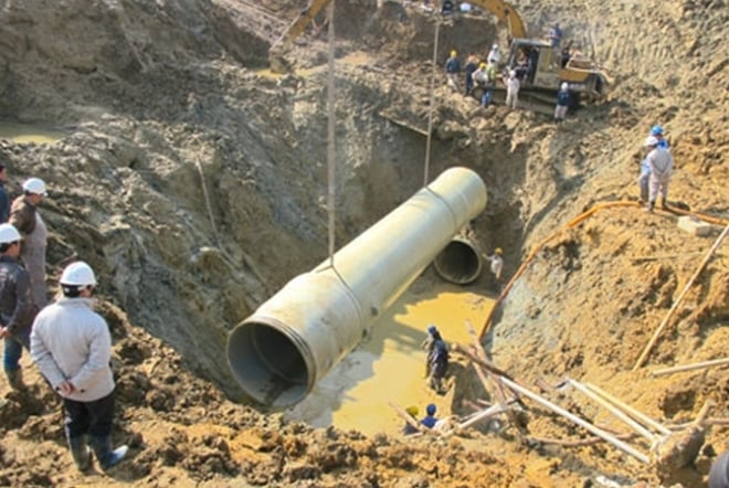 Đường ống nước sạch Sông Đà nhiều lần xảy ra sự cố vỡ đường ống.