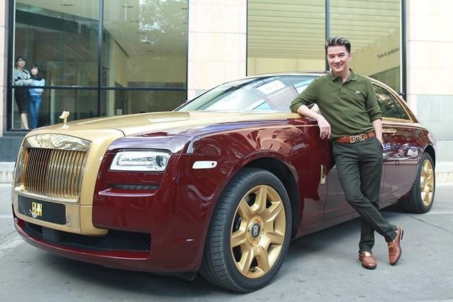 Đàm Vĩnh Hưng cũng có thú vui chơi siêu xe khi sở hữu loạt xế hộp đắt giá. Chiếc siêu xe Rollys-Royce Ghost được mạ vàng ở tay cầm, khung xe có giá khoảng 40 tỷ đồng. 