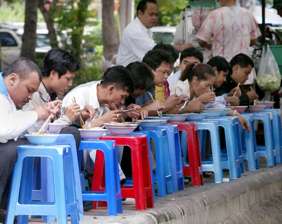 Các nhân viên văn phòng ăn trưa ở Bangkok, Thái Lan.