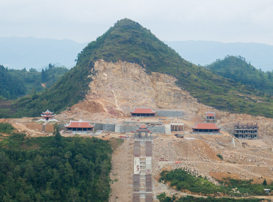 Cả một ngọn núi bị xẻ để xây dựng Khu du lịch sinh thái văn hóa tâm linh Lũng Cú. (Ảnh: NĐT).
