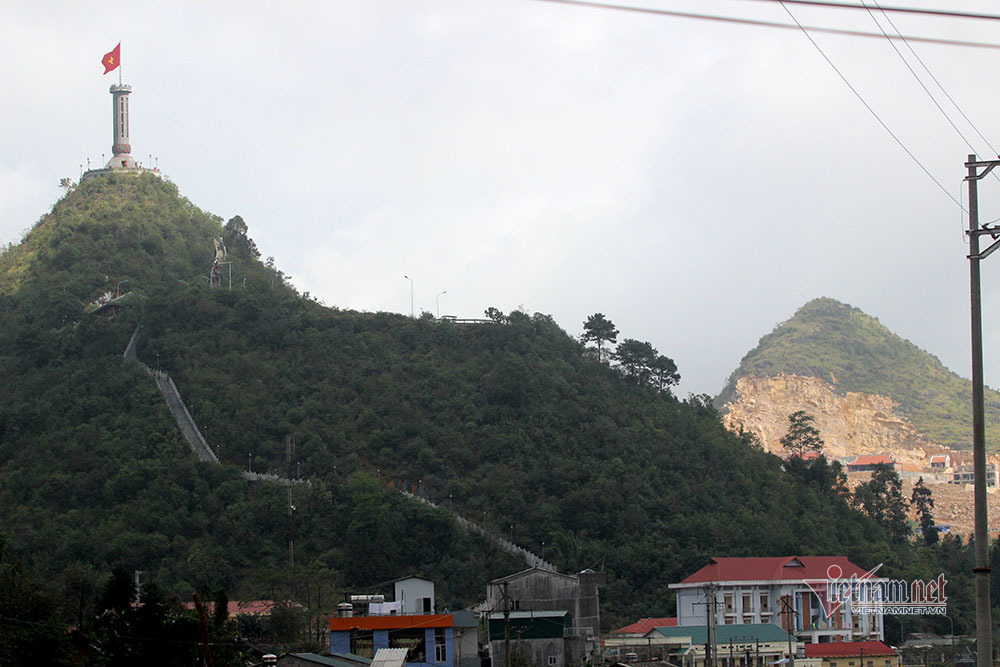 Cả ngọn núi bị bạt nằm gần ngay di tích cột cờ Lũng Cú. (Ảnh: VNN).