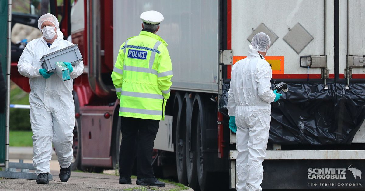 Các nhà chức trách Anh đang kiểm tra chiếc container chở 39 thi thể.