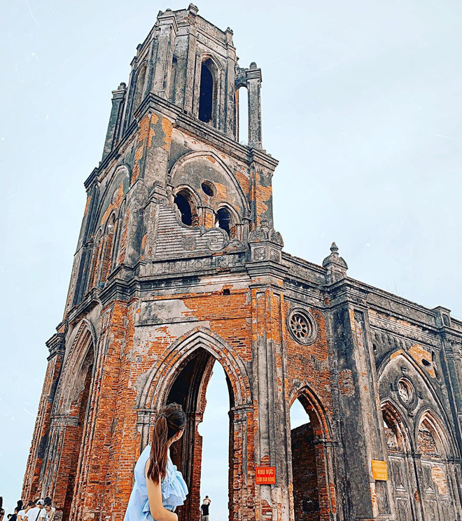 Sửng sốt trước nhà thờ được dân mạng ca tụng là “tháp nghiêng Pisa” phiên bản Việt