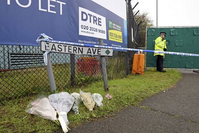 Những bó hoa được đặt bên ngoài khu công nghiệp Waterglade ở Thurrock, Essex – nơi 39 người chết trong container được tìm thấy.