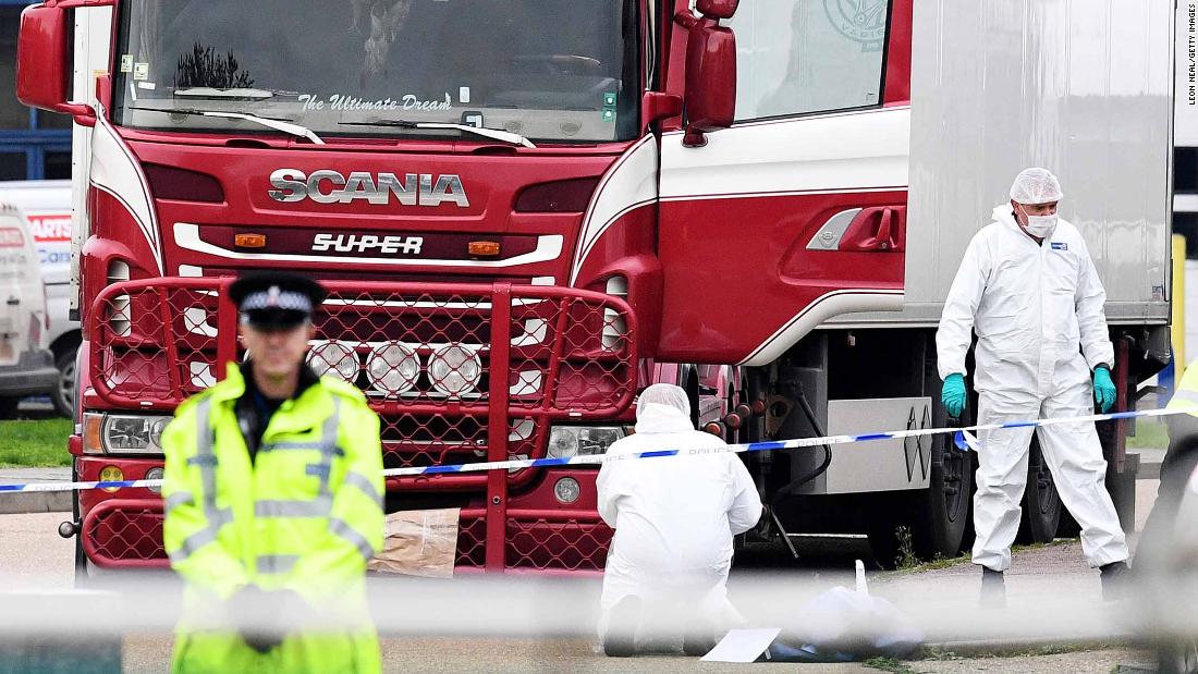 Các lực lượng chức năng đang điều tra hiện trường vụ 39 người chết trong container ở Anh.