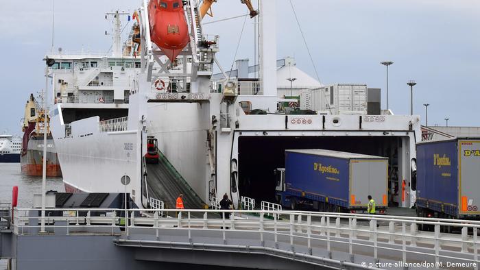 Chiếc container đông lạnh chở 8 người bị phát hiện tại thành phố cảng phía Bắc Calais, Pháp khi đang chuẩn bị sang Anh hôm 27/10.