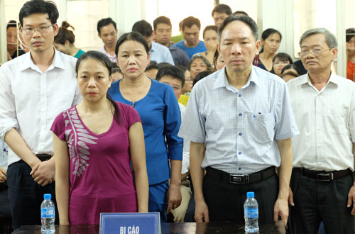 Cựu phó giám đốc Sở Nông nghiệp Hà Nội Phan Minh Nguyệt (thứ 2 từ phải sang) cùng các bị cáo nghe tòa tuyên án. (Ảnh: VNE).